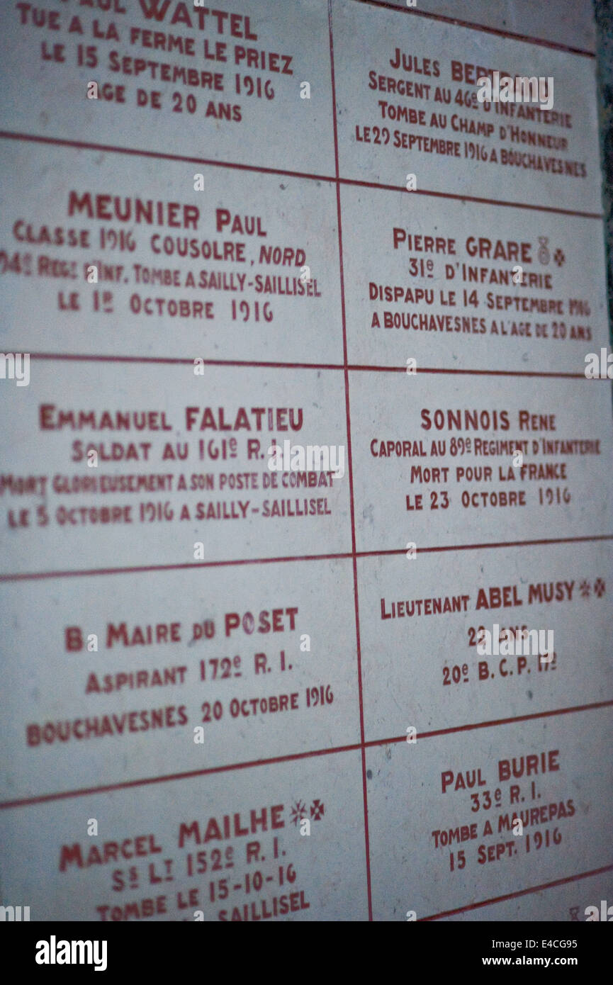 Les gravures au mur avec les noms des morts à la Chapelle du Souvenir (Chapelle des souvenirs ) à Rancourt, Picardie Banque D'Images