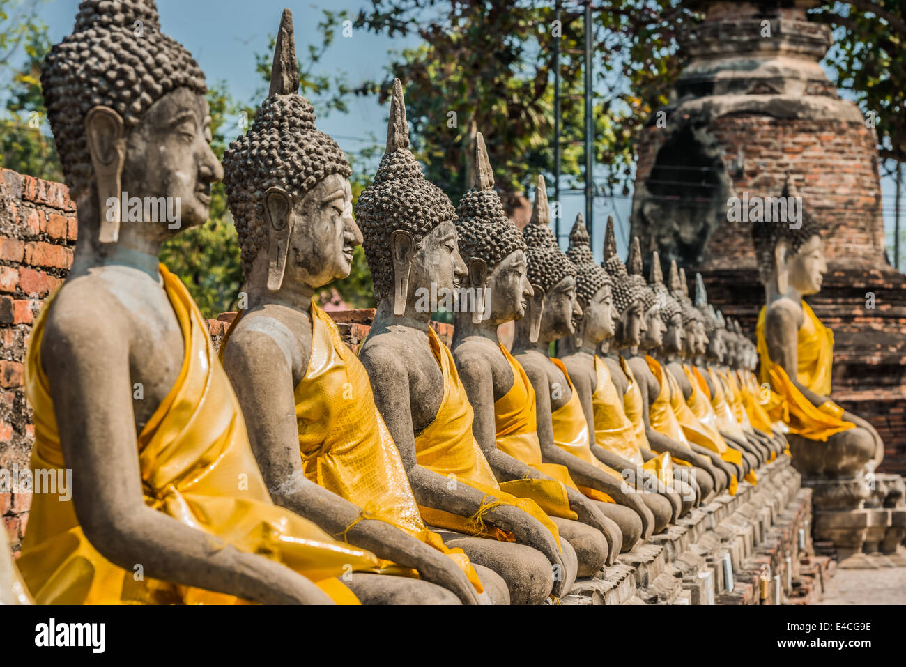 Alignés les statues de Bouddha du Wat Yai Chai Mongkhon Ayutthaya Bangkok Thaïlande Banque D'Images