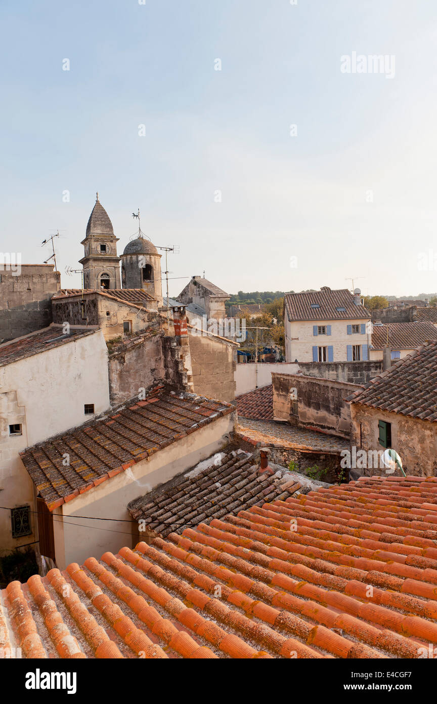 Vue sur les toits dans le village provençal Fontvieilles Banque D'Images