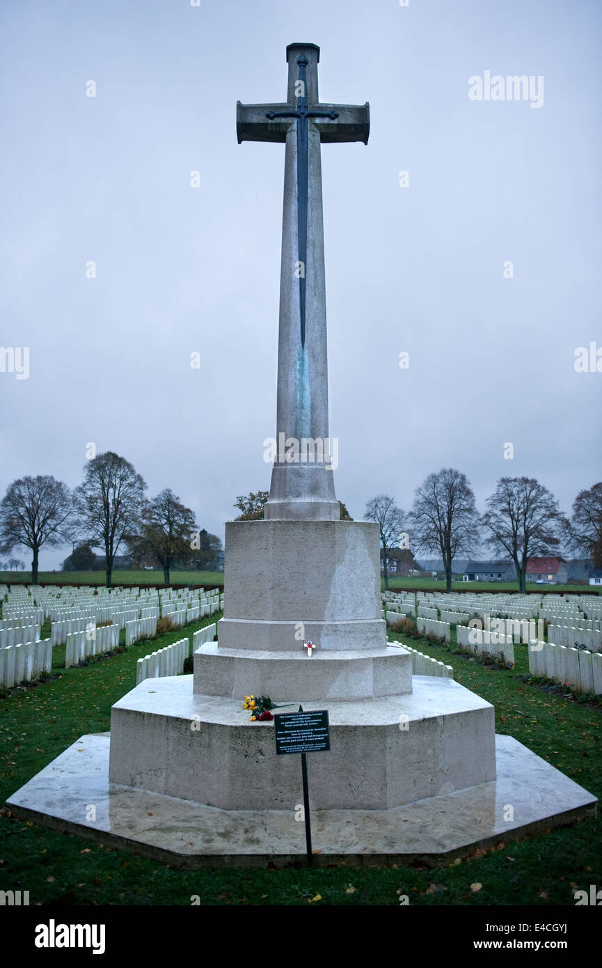 Une croix de cimetière à l'Bois Delville est le troisième plus grand cimetière de la zone de bataille de la Somme Banque D'Images