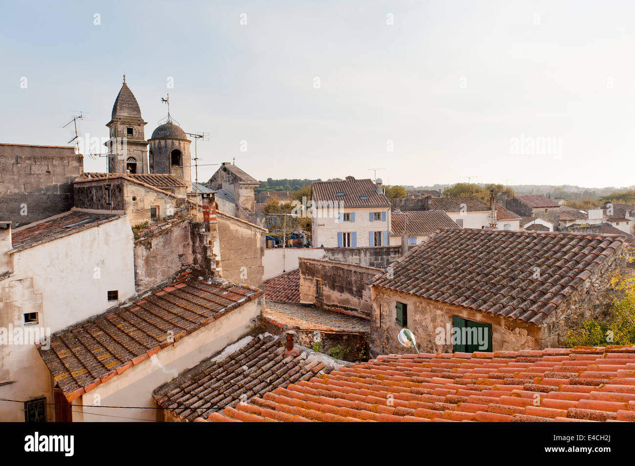 Vue sur les toits dans le village provençal Fontvieilles Banque D'Images