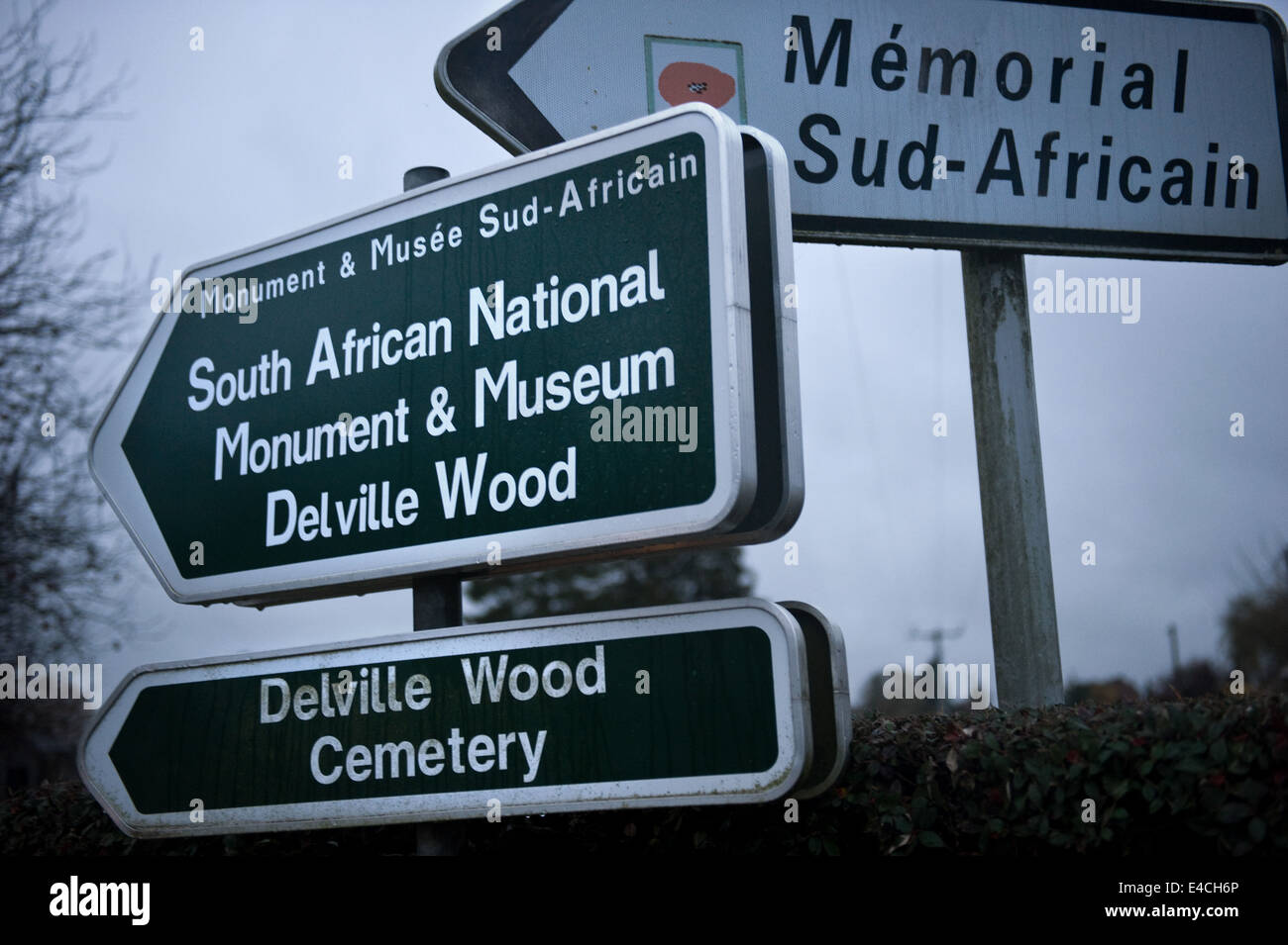 Les panneaux en anglais et en français pour l'‪Delville memorial‬ nationale sud-africaine du bois, le musée et le cimetière le ‪Delville‬ Banque D'Images