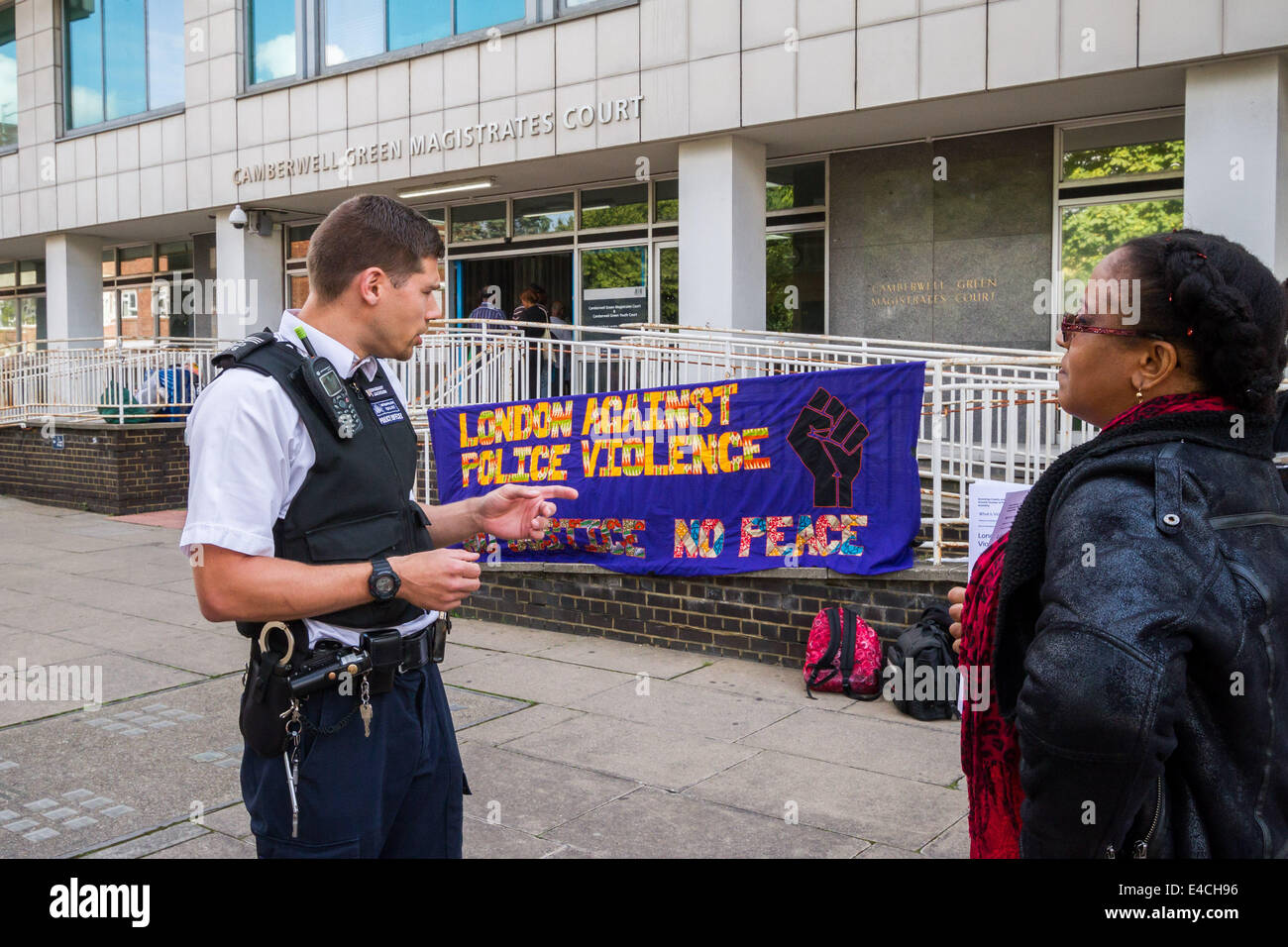 Londres, Royaume-Uni. 8 juillet 2014. Protestation contre la brutalité policière à Camberwell Green Magistrates Court à Londres Crédit : Guy Josse/Alamy Live News Banque D'Images