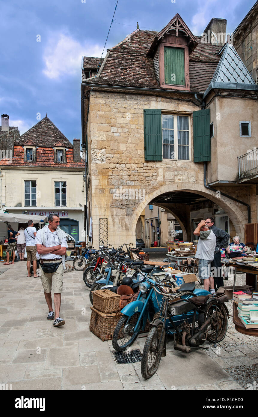 Brocante et vieilles motos à la place du marché de la ville Bastide de  Beaumont-du-Périgord, Dordogne, Aquitaine, France Photo Stock - Alamy
