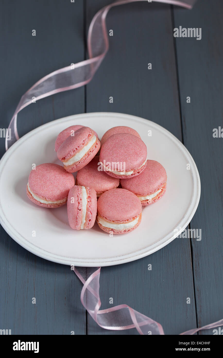 Macarons rose avec remplissage buttercream on white plate Banque D'Images