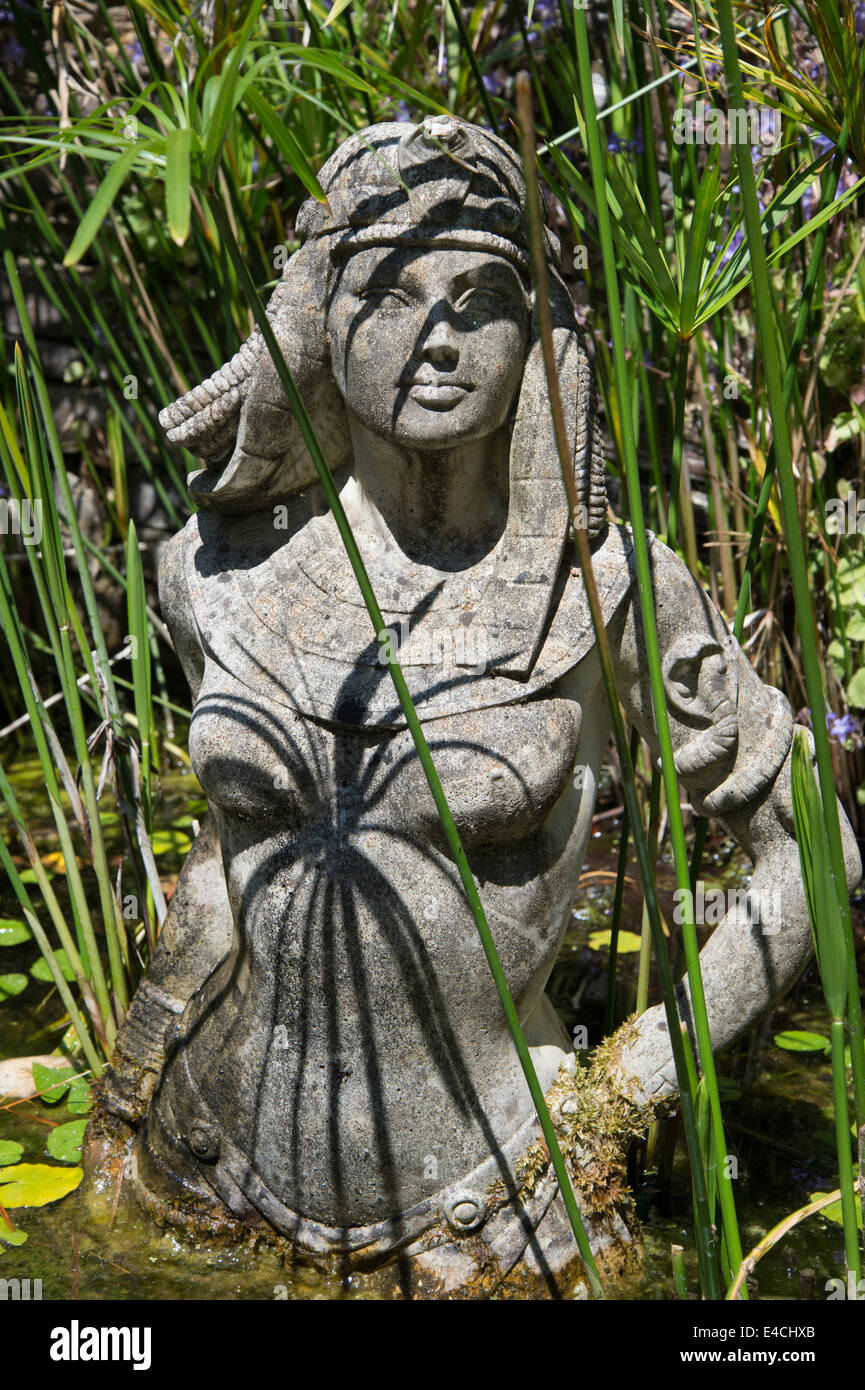 Cornwall. La péninsule de Roseland. St Mawes. Lamorran les jardins. Cléopâtre statue égyptienne et l'étang aux nymphéas. Banque D'Images