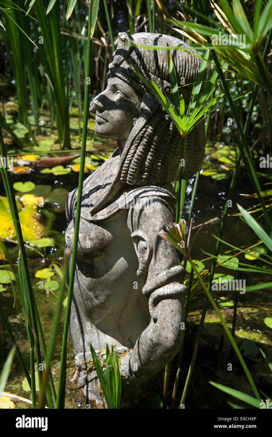 Cornwall. La péninsule de Roseland. St Mawes. Lamorran les jardins. Cléopâtre statue égyptienne et l'étang aux nymphéas. Banque D'Images