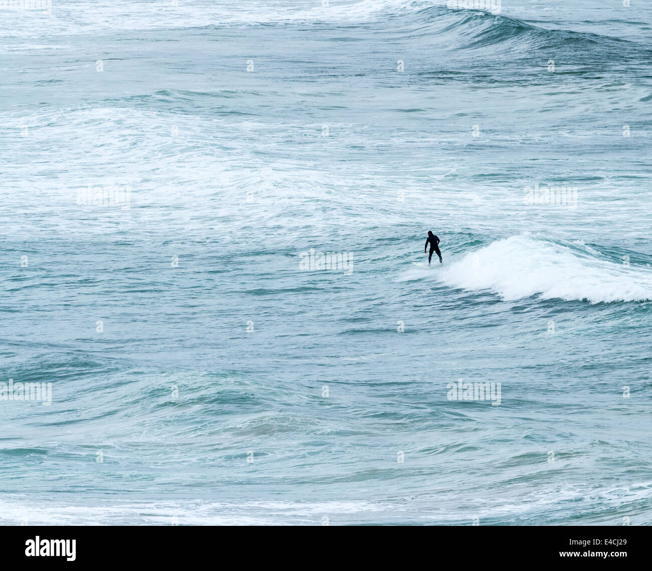 Surfer au White Rocks Strand Portrush le comté d'Antrim en Irlande du Nord Banque D'Images