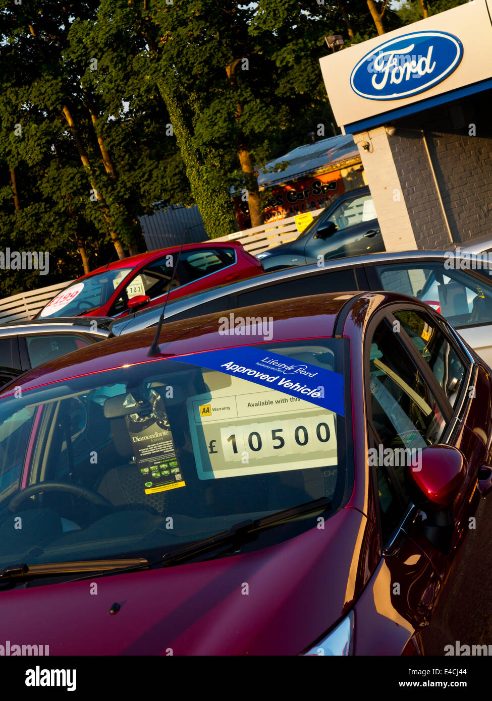 Voitures utilisées à vendre sur un parvis concessionnaires Ford à Ockley Surrey England UK Banque D'Images