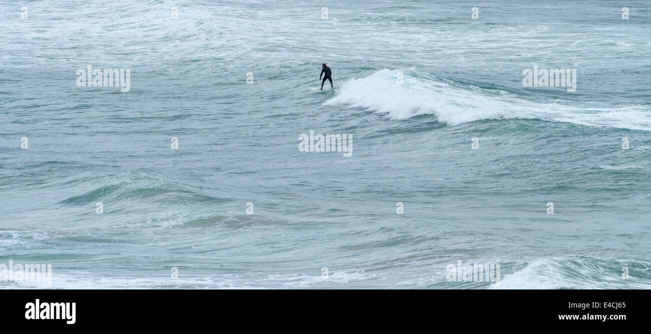 Surfer au White Rocks Strand Portrush le comté d'Antrim en Irlande du Nord Banque D'Images