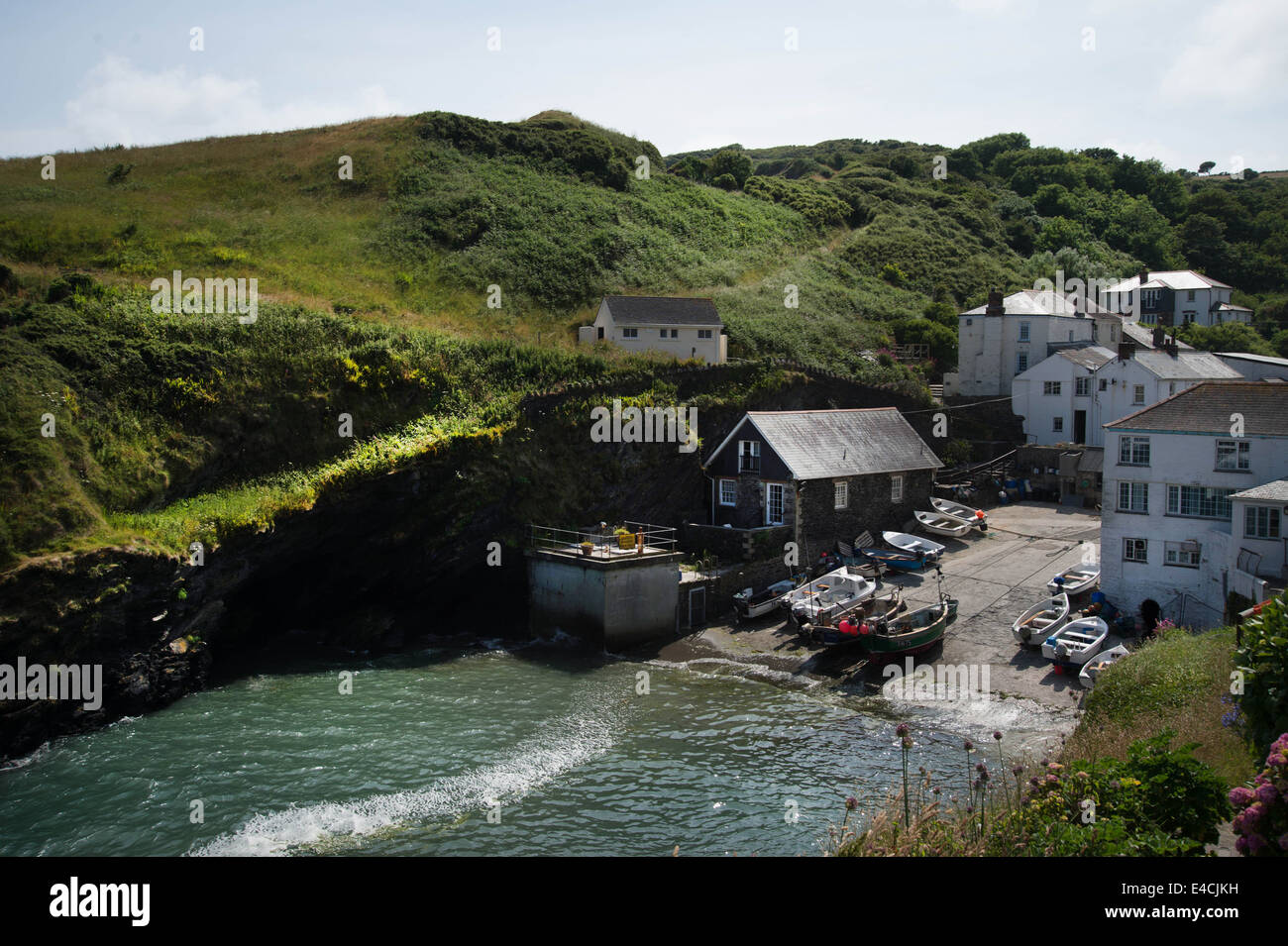 Portloe. Vue plongeante sur les bateaux de pêche sur le halage. Banque D'Images