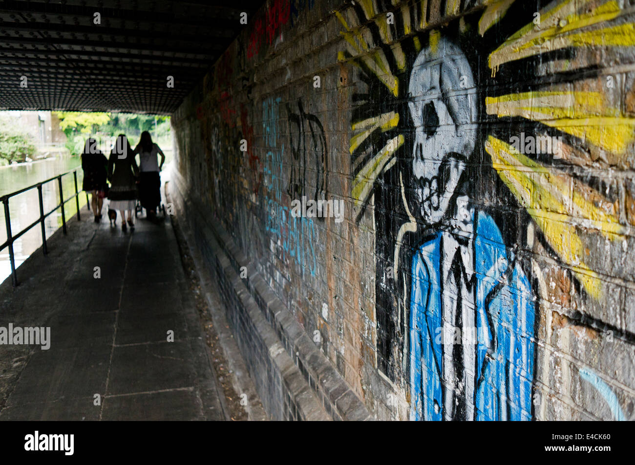 Le Graffiti le long du Regent's Canal de halage à King's Cross, Londres. Banque D'Images
