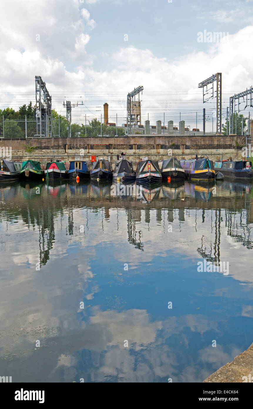 Bateaux amarrés dans le canal Regent's Canal dans King's Cross de Londres. Banque D'Images