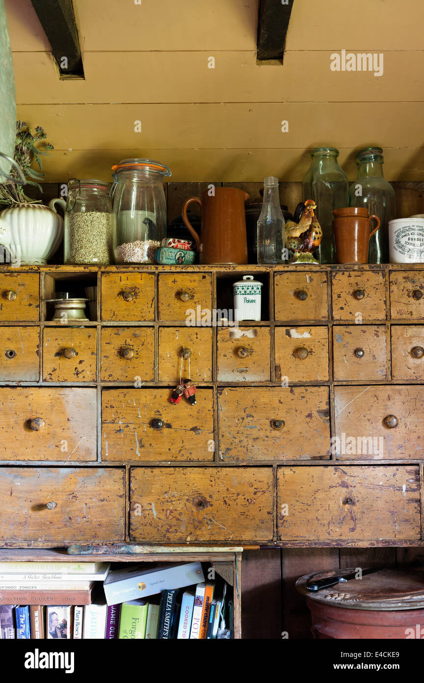 Chimiste vieux tiroirs de rangement en cuisine de campagne Banque D'Images