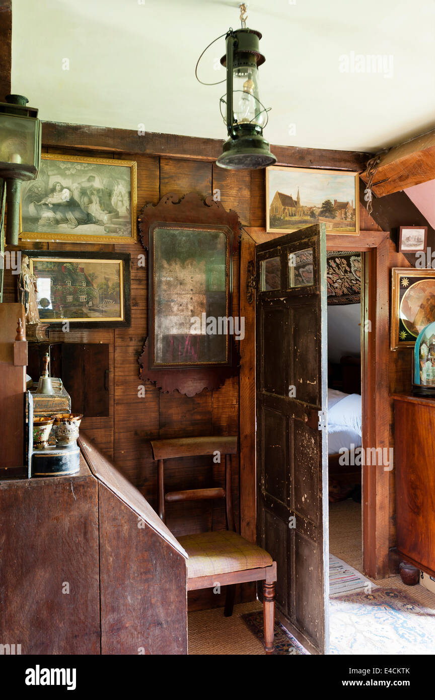 Une ancienne lampe hurrican est suspendu sur le plafond d'un couloir. Les murs sont en érable et le 17e siècle porte est mad Banque D'Images