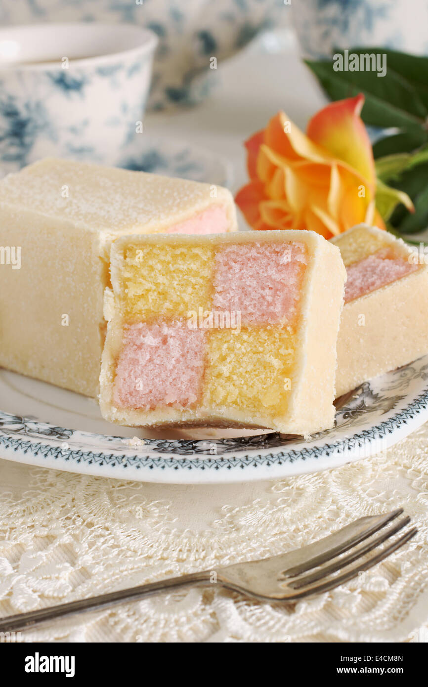 Battenberg Cake ou Battenberg Square un gâteau mousseline rose jaune avec un chèque visé dans le massepain Banque D'Images