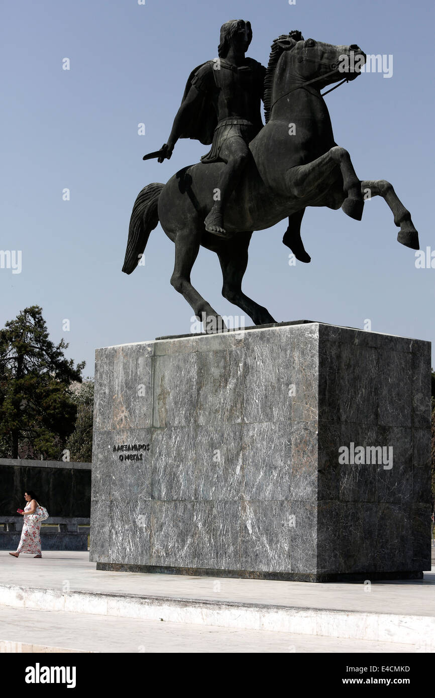 Un touriste passe devant la statue d'Alexandre le Grand à Thessalonique, Grèce Banque D'Images