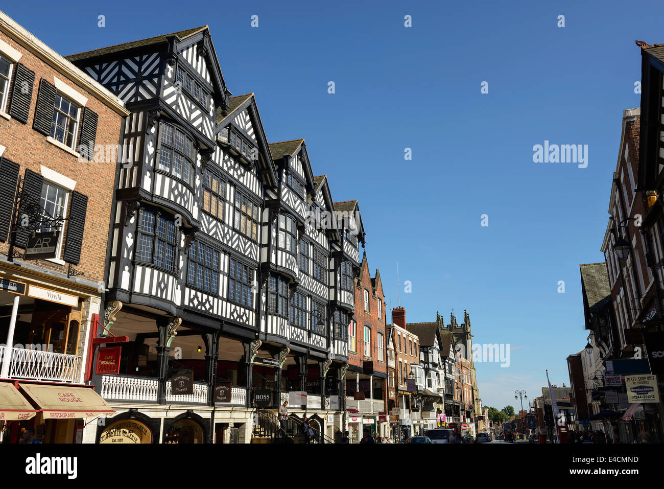 Cadre en bois noir et blanc commerces et bâtiments sur la rue Bridge, à Chester city center UK Banque D'Images
