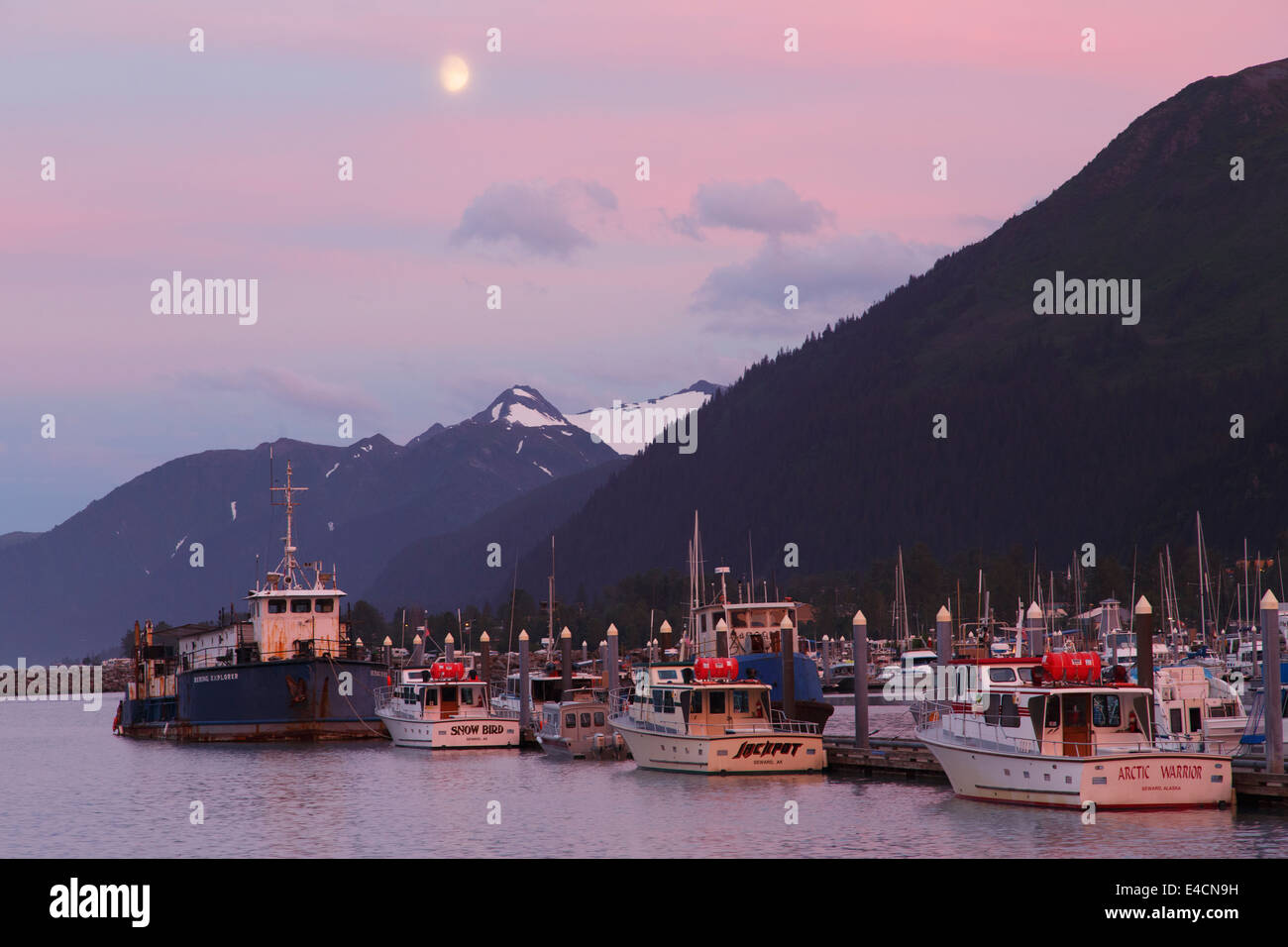Coucher de soleil sur Seward Petit Boat Harbour, baie de résurrection, Seward, Alaska. Banque D'Images