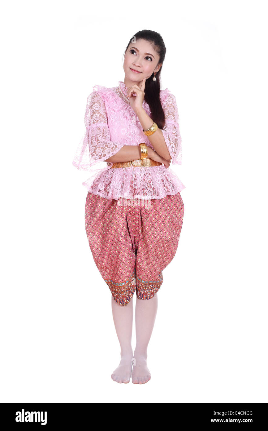 Femme portant robe typiquement thaïlandais pensant isolé sur fond blanc, de l'identité de la culture de la Thaïlande Banque D'Images
