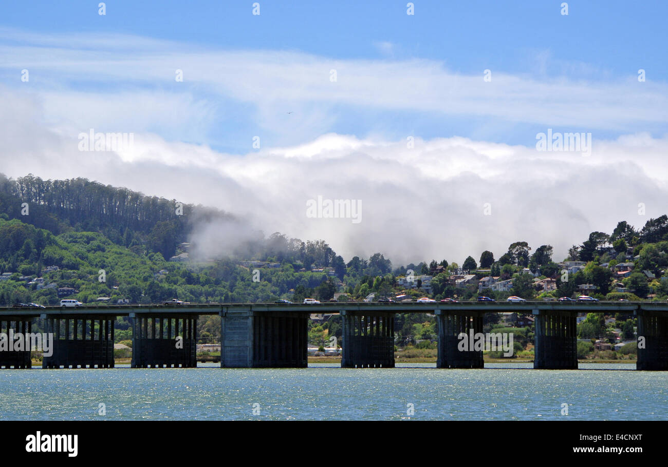 Rouleaux de brouillard dans plus de pont sur la route 101 à partir de l'océan Pacifique à Mill Valley en Californie Banque D'Images