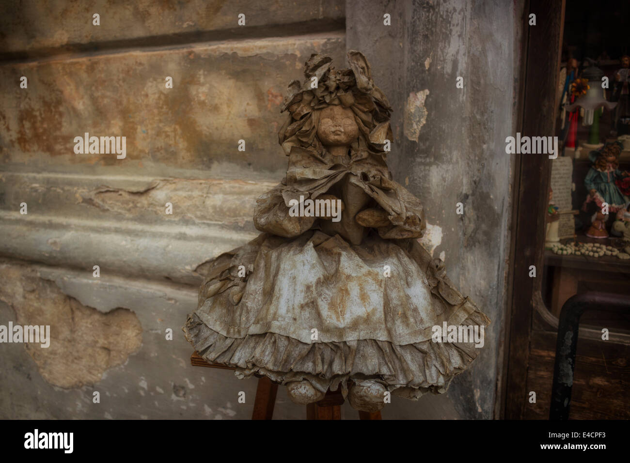 Cette poupée de papier mâché est un exemple typique de la tradition artisanale à Lecce Banque D'Images