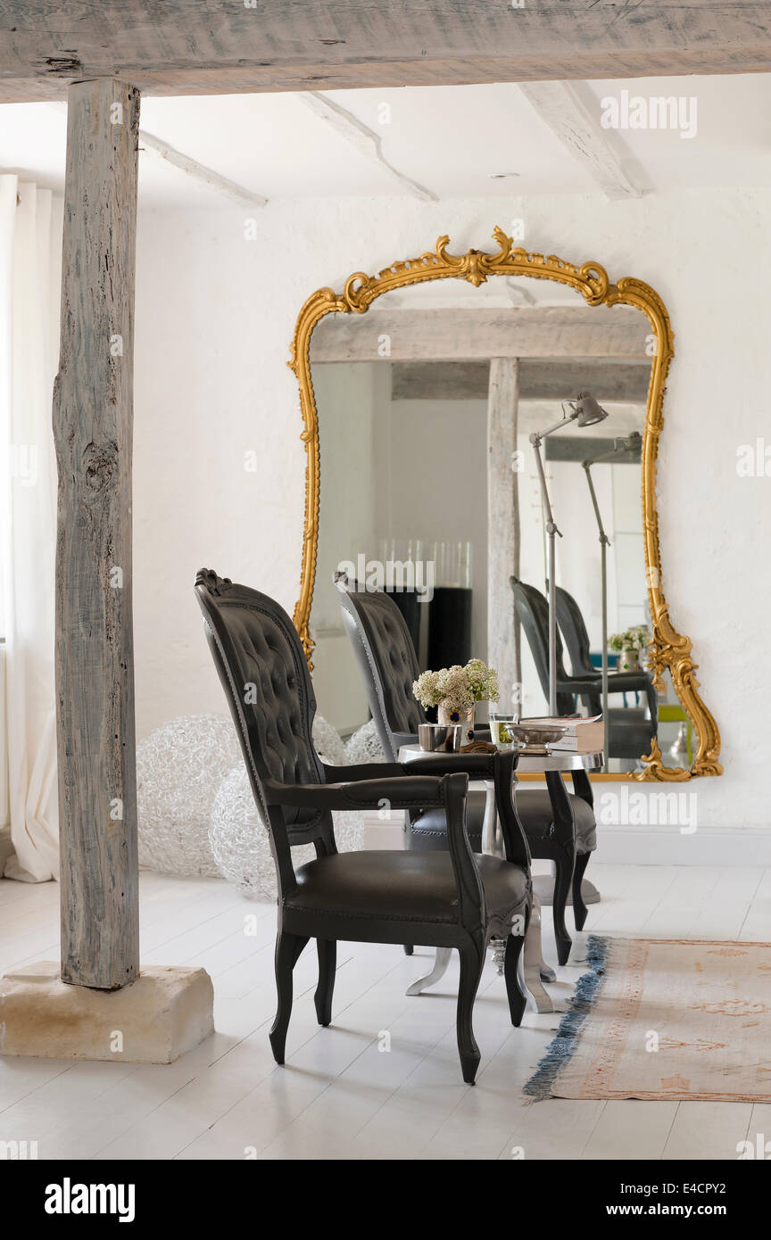 Louis XV Paire de fauteuils conçus par Pieter Jamart blanc en l'espace de vie ouvert avec un miroir doré Banque D'Images