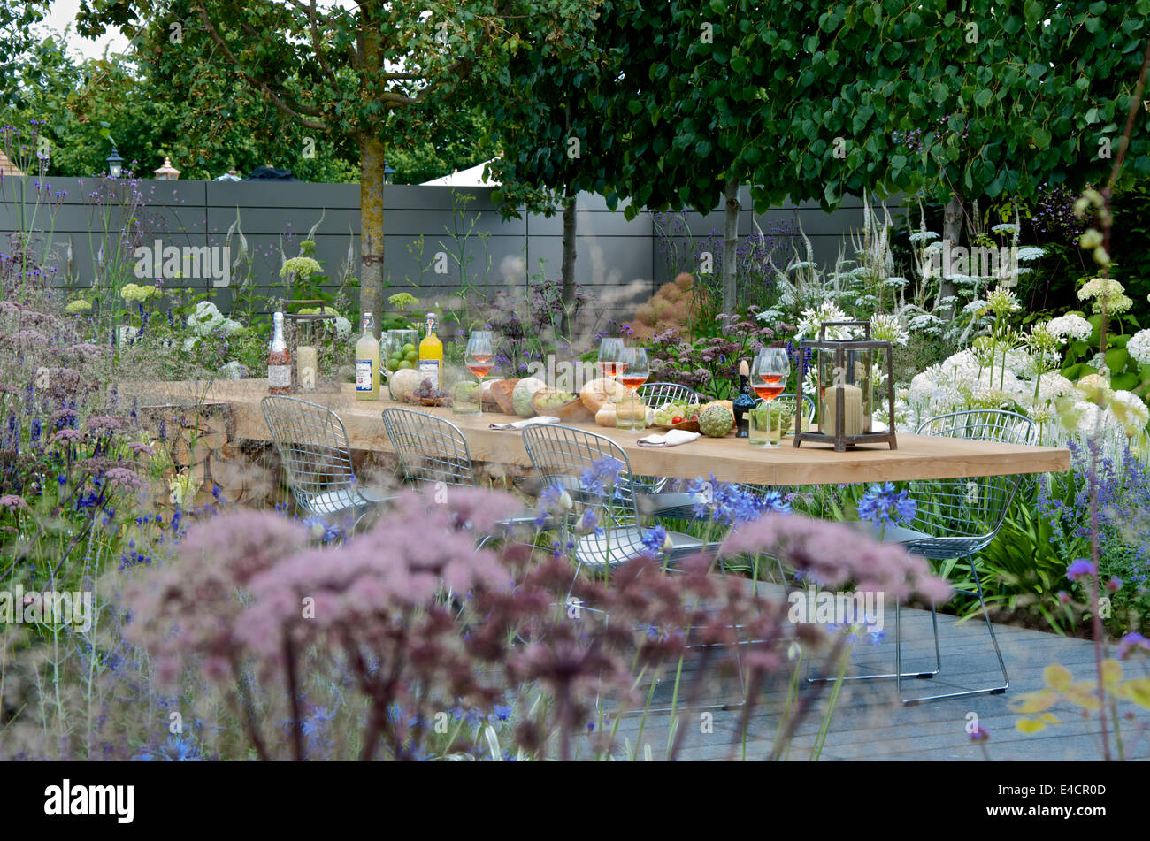 Table à manger en porte-à-faux dans l'épreuve qui montrent la richesse, Vestra Jardin Vista à RHS Hampton Court Palace Flower Show 2014. Banque D'Images