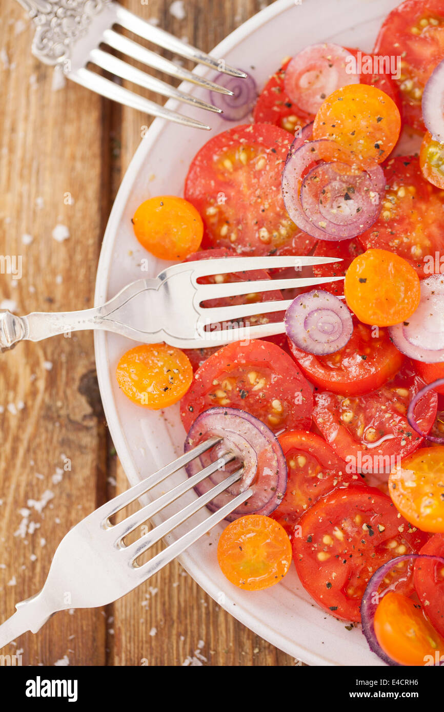 Salade de tomates et d'oignon avec fourches Banque D'Images