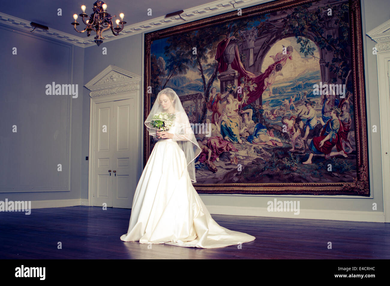 Mariée robe de mariage est contre l'ancienne peinture, Dorset, Angleterre  Photo Stock - Alamy