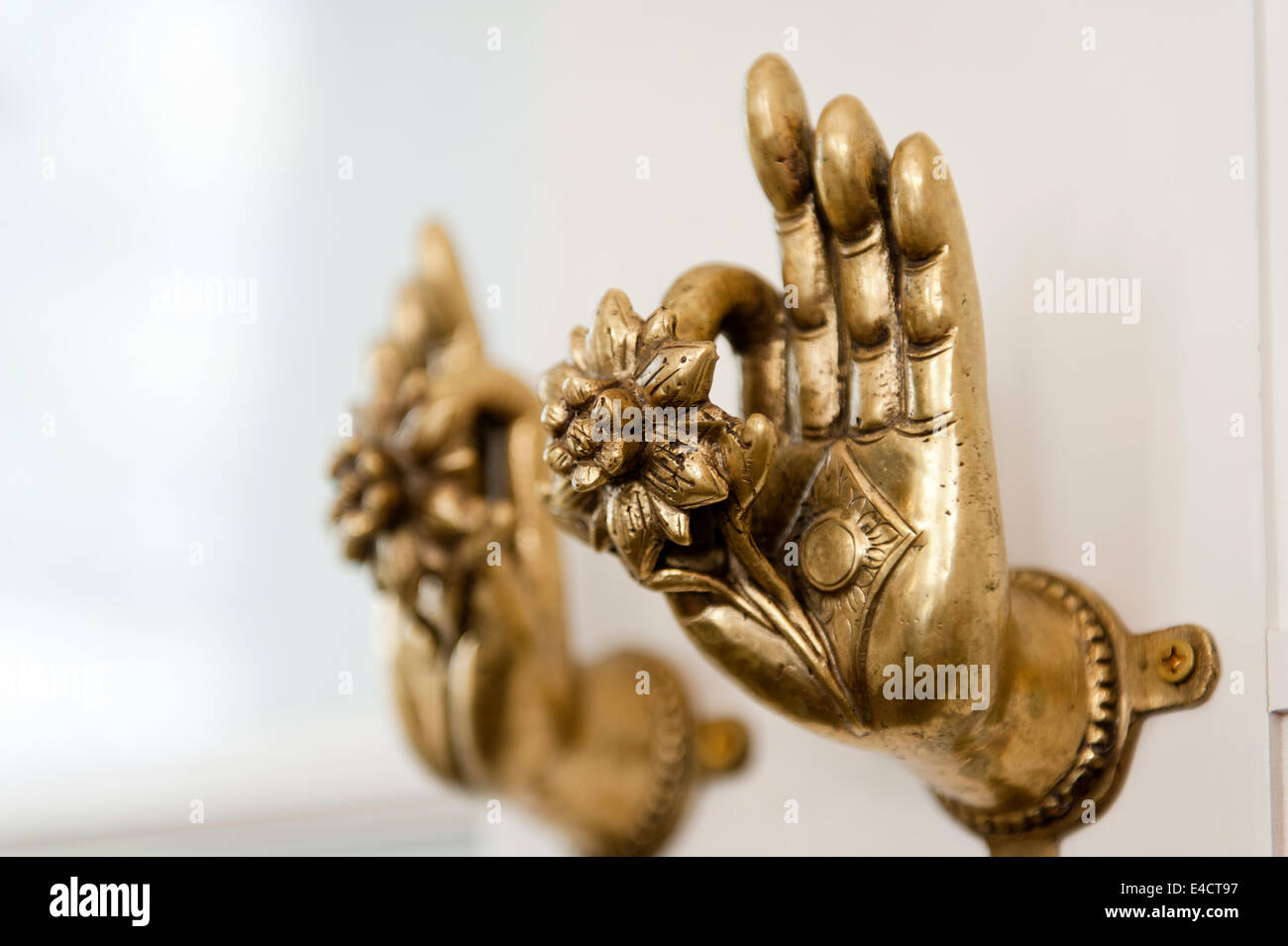 Poignées de porte en forme de mains tenant des fleurs de lotus rapporté de l'Farrell au Népal Banque D'Images