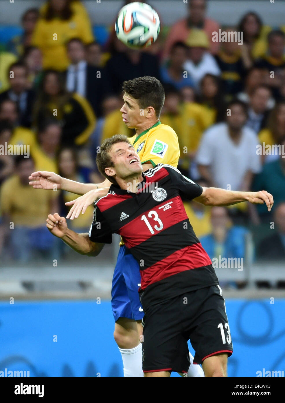 Belo Horizonte, Brésil. 8 juillet, 2014. L'Allemagne Thomas Muller (avant) est en compétition pour un en-tête avec Oscar du Brésil (C) au cours d'un match de demi-finale entre le Brésil et l'Allemagne de la Coupe du Monde FIFA 2014 à l'Estadio Stade Mineirao de Belo Horizonte, Brésil, le 8 juillet 2014. L'Allemagne a gagné 7-1 sur le Brésil et s'est qualifié pour la finale de mardi. Crédit : Li Ga/Xinhua/Alamy Live News Banque D'Images