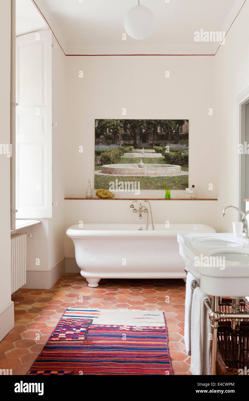 Un carrelage en tomette traditionnelle salle de bains blanche avec illustration de Martini Maggi Banque D'Images