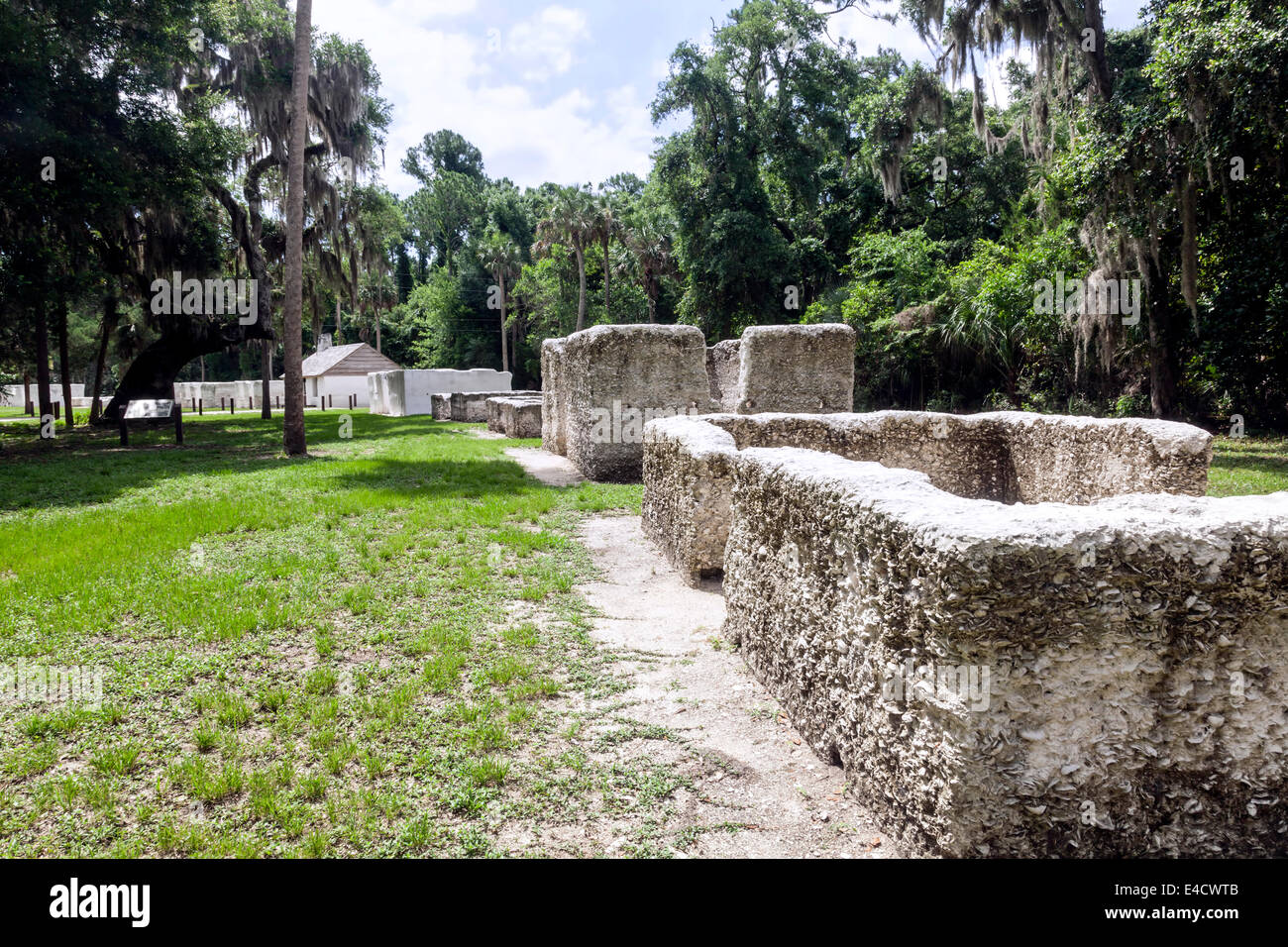 Ruines de l'esclave trimestres consécutifs sur la Kingsley Plantation, construit de béton tabby. Banque D'Images