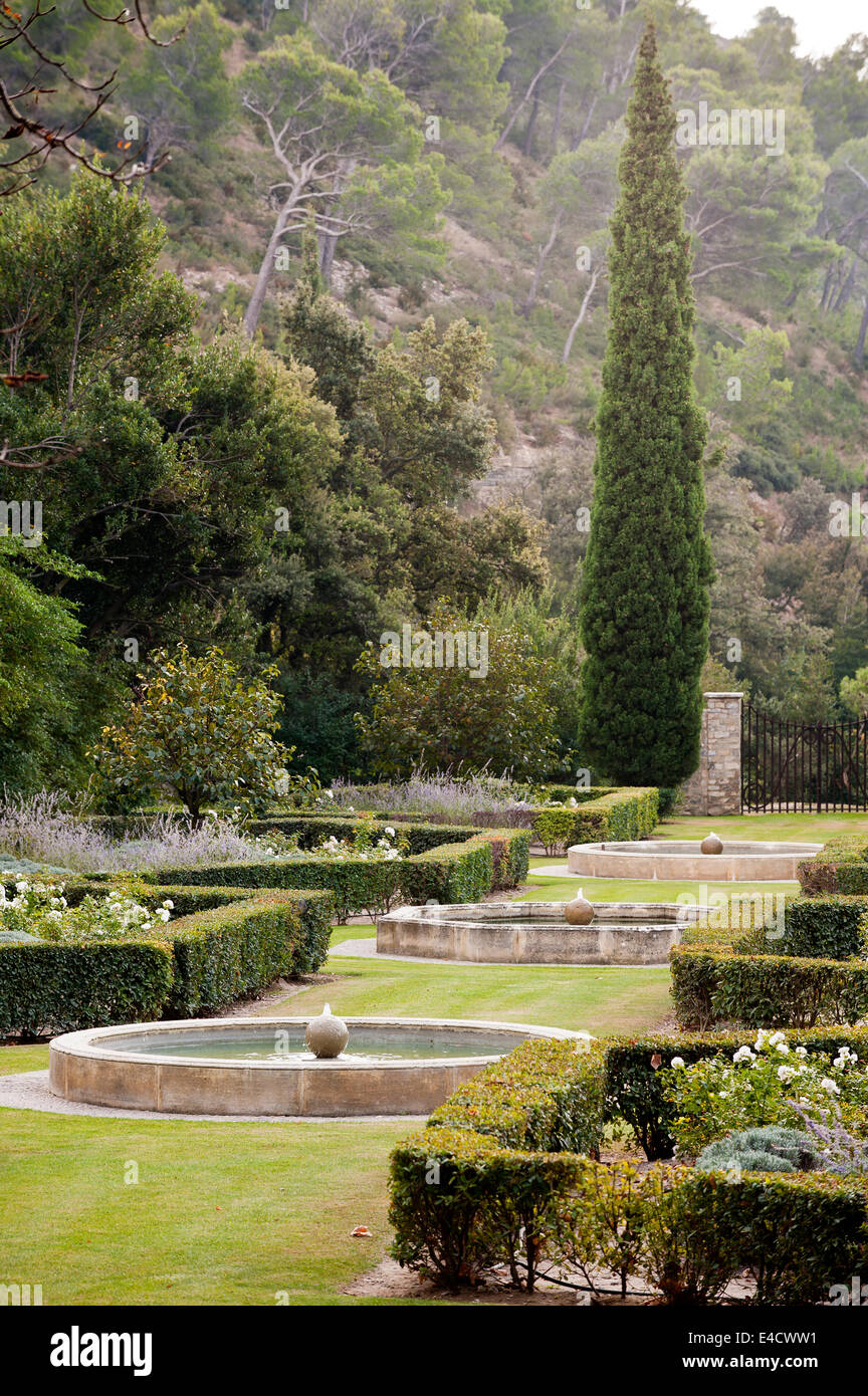 Trois d'eau circulaire en provençal avec jardin foutains fort haie et arbre de Chypre Banque D'Images