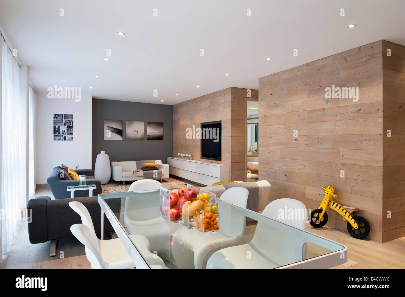 Savonnées blanc chêne français utilisé pour les revêtements de sol et murs dans un salon spacieux. La tête de verre table à manger est tracé à partir de Banque D'Images