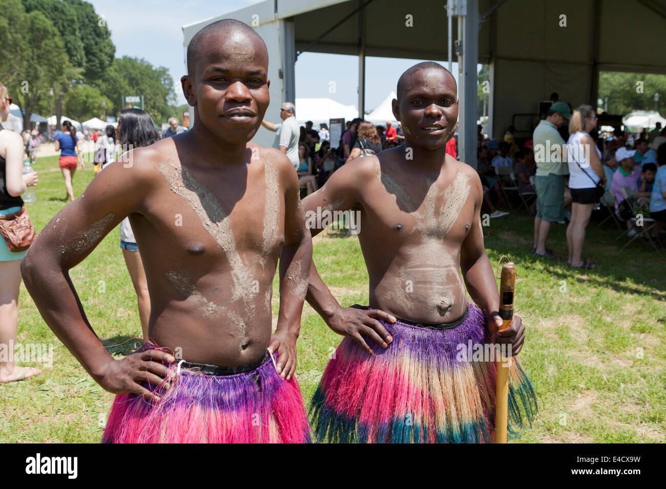 Kenyan traditionnelle folk dancers au festival culturel - Washington, DC USA Banque D'Images