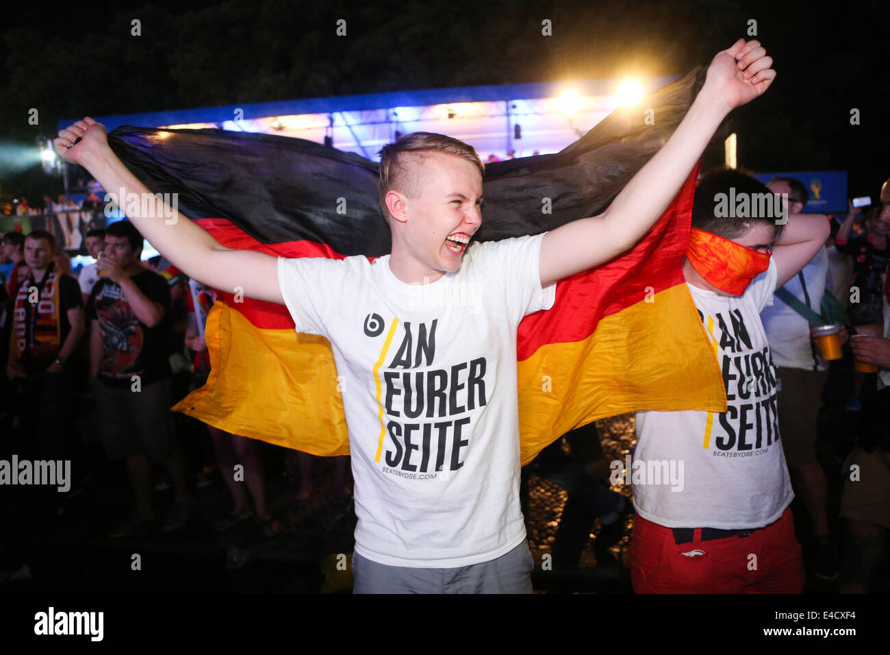 Berlin, Allemagne. 8 juillet, 2014. Un fan de football allemand réagit comme il regarde la demi-finale de la Coupe du Monde 2014 entre l'Allemagne et le Brésil, à un événement public à Francfort, Allemagne, le 8 juillet 2014. Source : Xinhua/Alamy Live News Banque D'Images