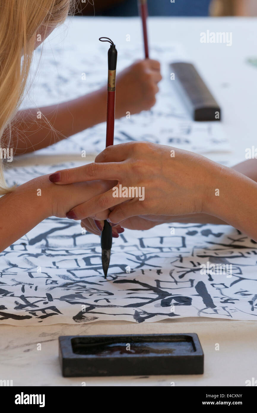 Gros plan du girl learning Chinese calligraphy Banque D'Images