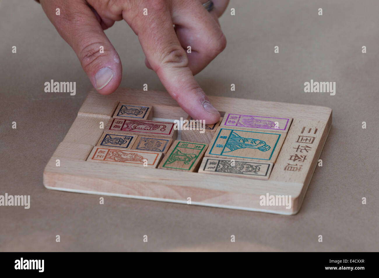 Déménagement homme morceau sur jeu de puzzle chinois bloc coulissant (DAO) Huarong Banque D'Images