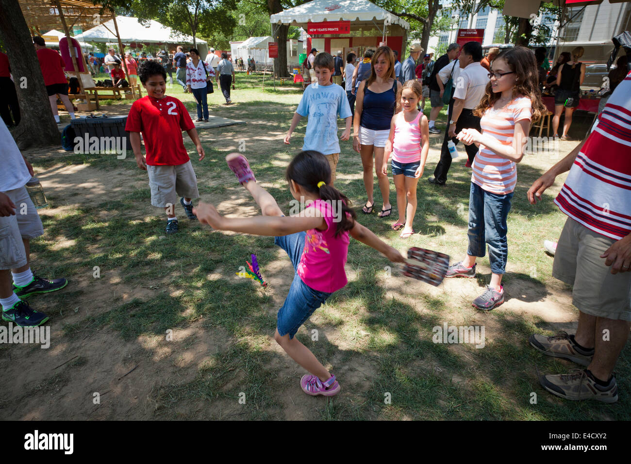 Les enfants jouant jianzi (Chinois volant) à un festival culturel - Washington, DC USA Banque D'Images