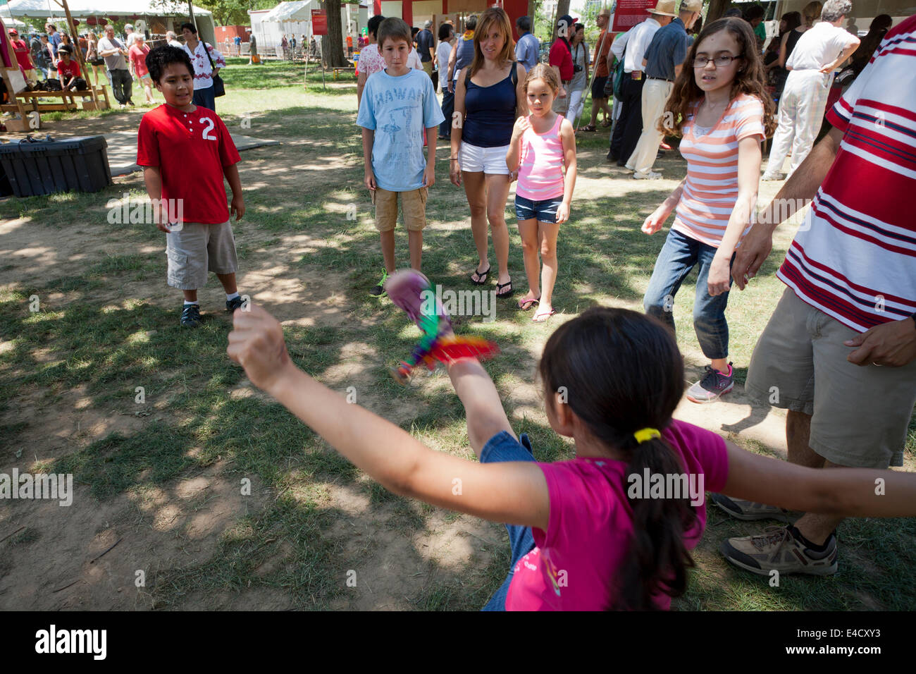 Les enfants jouant jianzi (Chinois volant) à un festival culturel - Washington, DC USA Banque D'Images