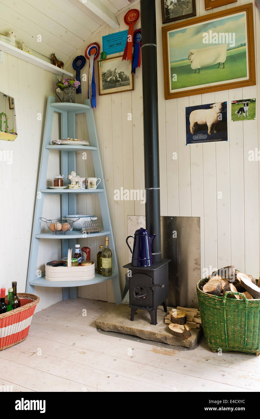 L'émail est assis sur un pot de café 'Wendy' poêle à bois par l'intérieur d'une forge de vent cabane de bergers en bois Banque D'Images