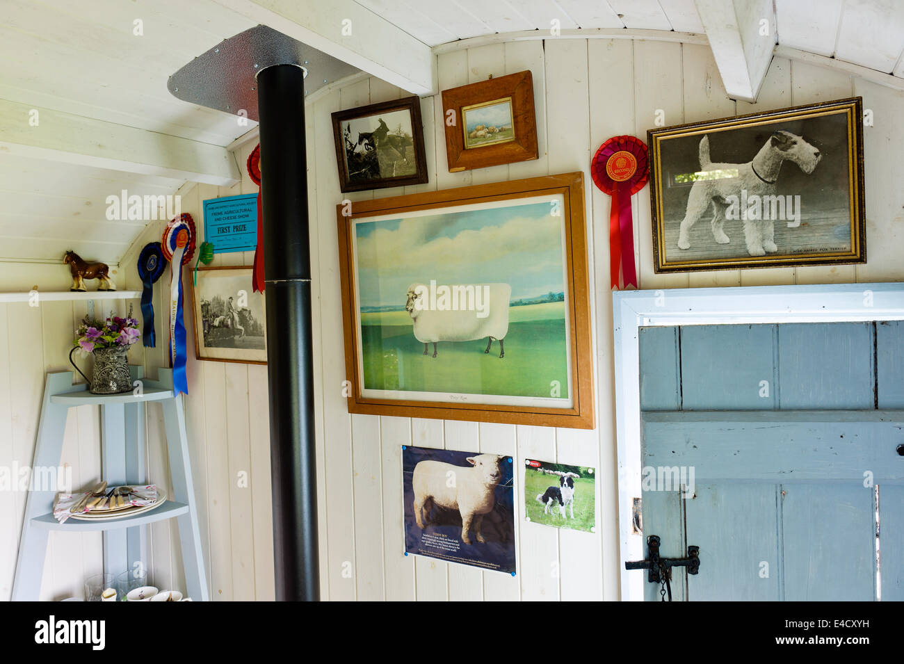 Un assortiment de photos et créations sur le thème des animaux sur le mur d'une cabane de bergers en bois. Banque D'Images