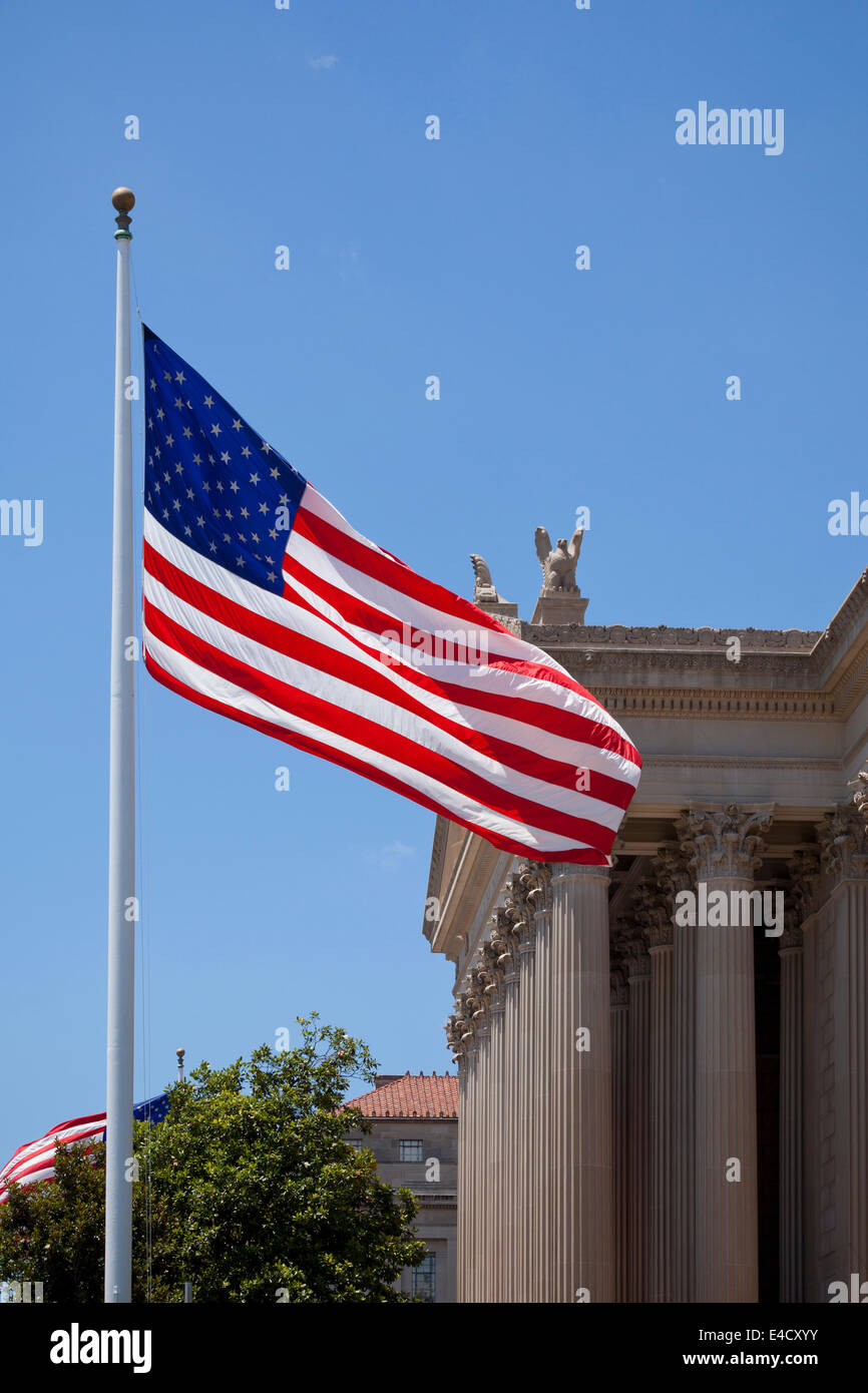 American Flag pole en face de l'édifice des Archives nationales - Washington, DC USA Banque D'Images