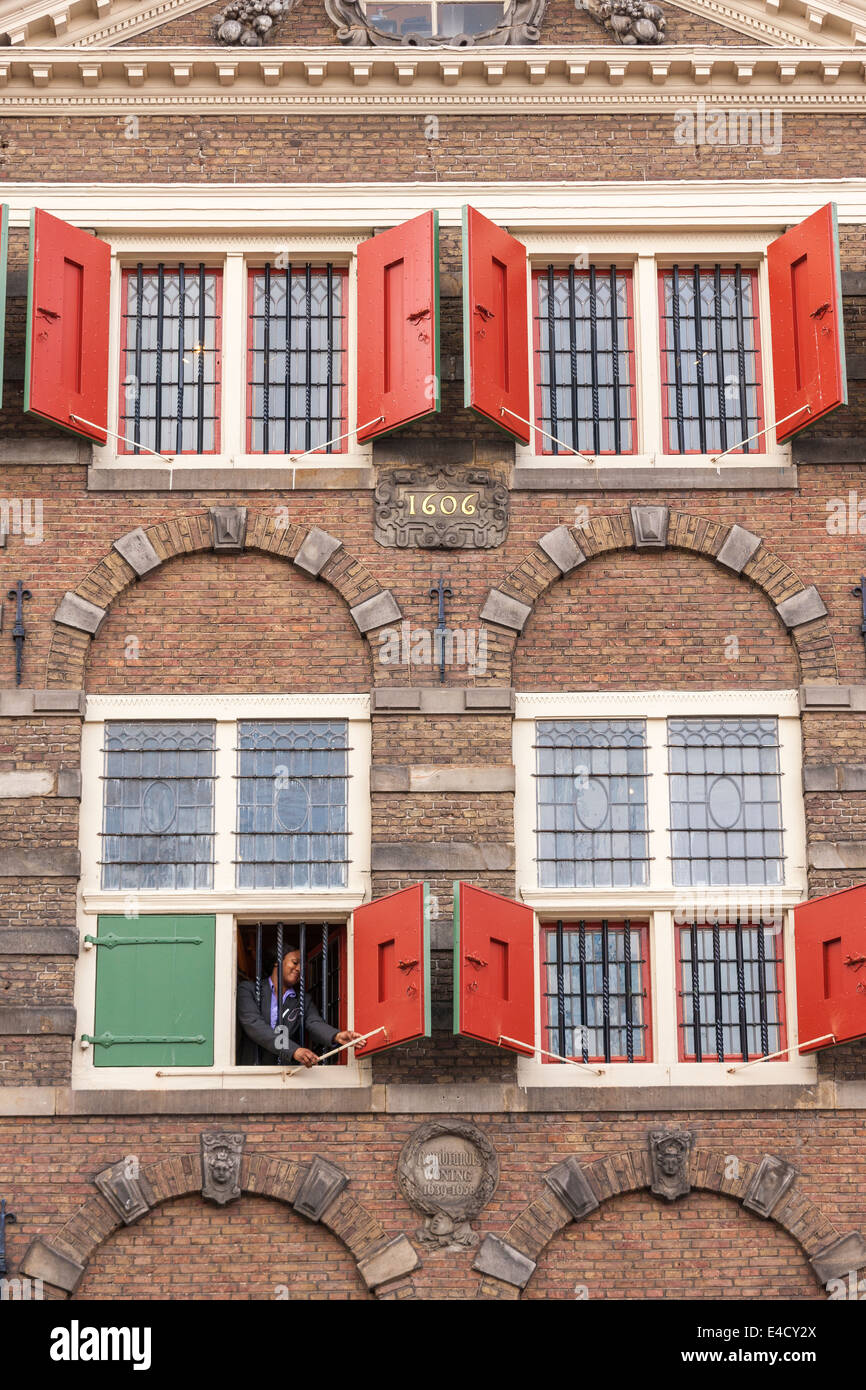 La maison de Rembrandt à Amsterdam, Museum Het Rembrandthuis, Rembrandt Huis. Les volets d'ouverture gardien de musée dans la matinée. Banque D'Images