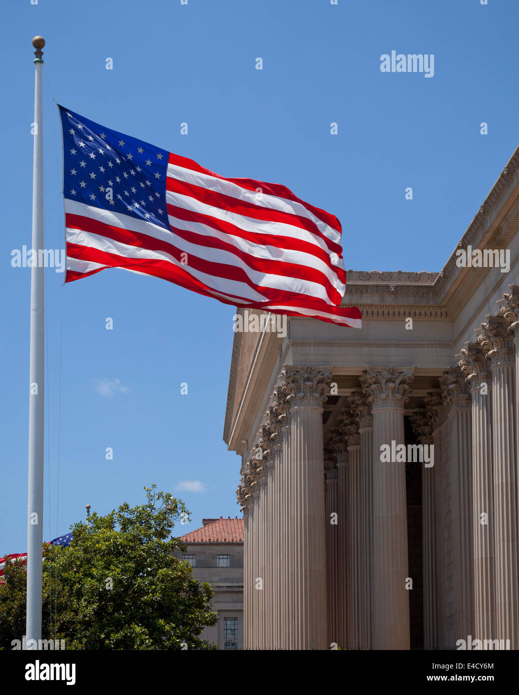 American Flag pole en face de l'édifice des Archives nationales - Washington, DC USA Banque D'Images