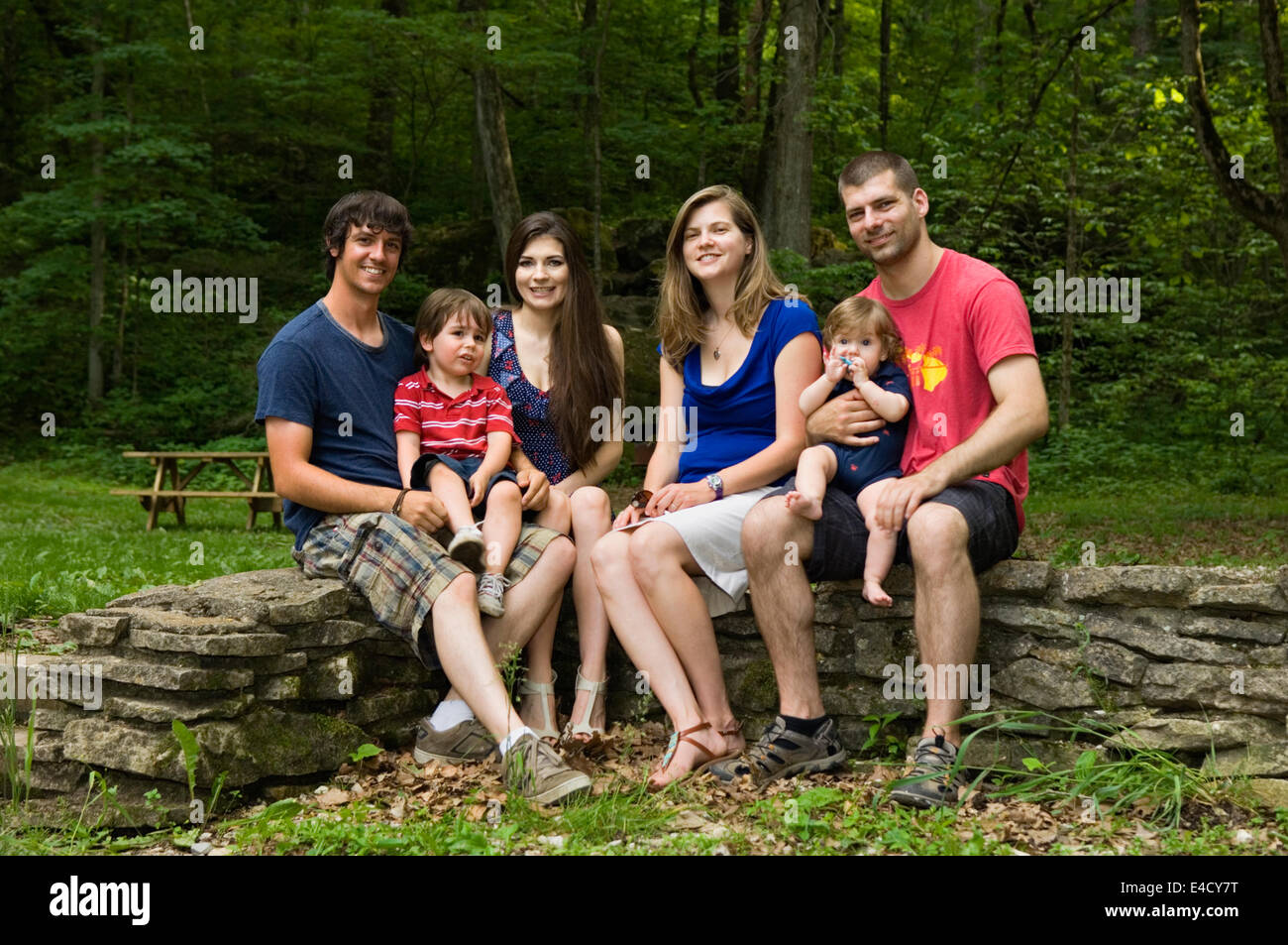 Frère Soeur et leurs familles à Spring Mill State Park dans l'Indiana Banque D'Images