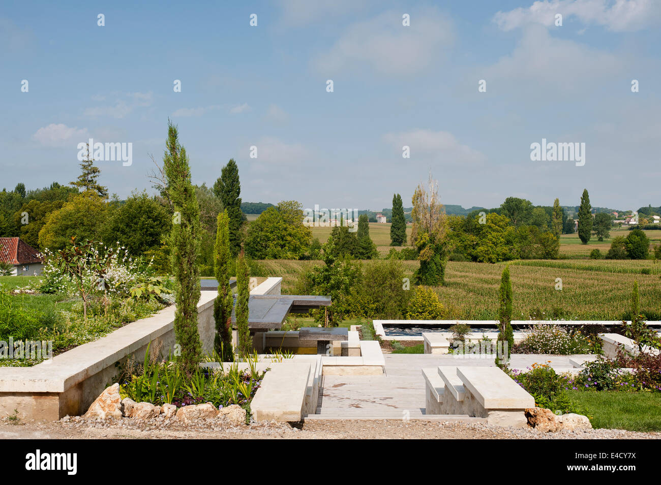 Région rurale Périgord Vert de jardin avec vue sur l'aménagement paysager et de marches de pierre menant à une piscine extérieure Banque D'Images