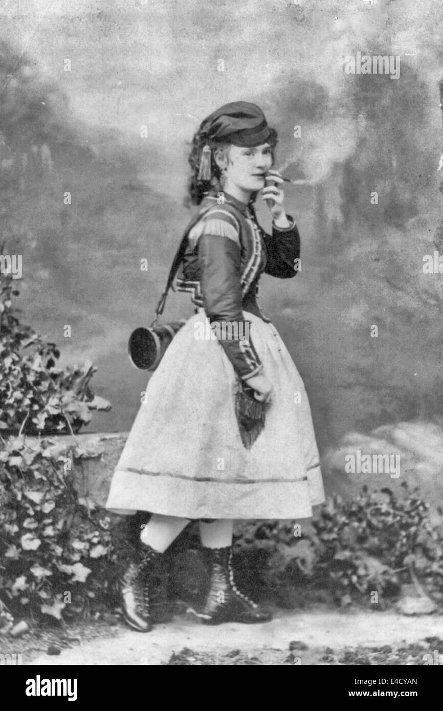 Lotta Crabtree, portrait en pied, en costume pour un rôle théâtral, fumer un cigare, vers 1868 Banque D'Images